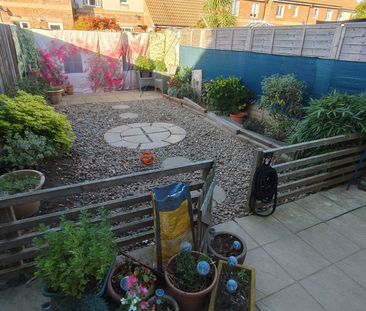 Two Bedroom House with Garden and Off-Road Parking for Two Cars, Go... - Photo 5