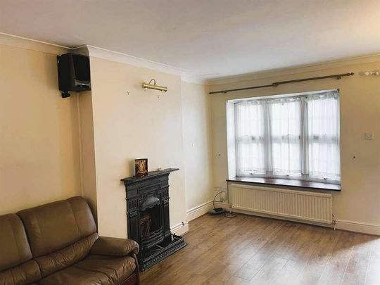 Bath Road, Hounslow, TW3 - Photo 1