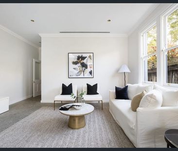 Stylish Family Residence Of Superior Convenience And Comfort - Photo 6