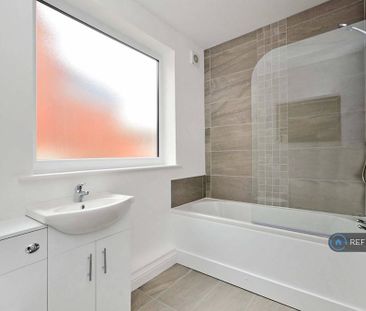 4 bedroom flat to rent - Photo 5