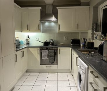 WONDERFUL TOP FLOOR 2 BEDROOM APARTMENT TO RENT IN ENFIELD - Photo 4