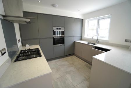 4 bedroom detached house to rent - Photo 2