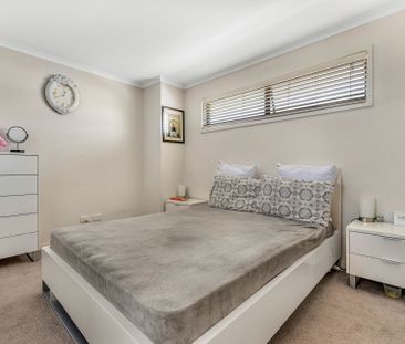 Spacious Townhouse Living&excl; - Photo 2