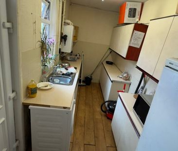 Room 3, Lucas Street, Woodhouse, Leeds, LS6 2JD - Photo 6