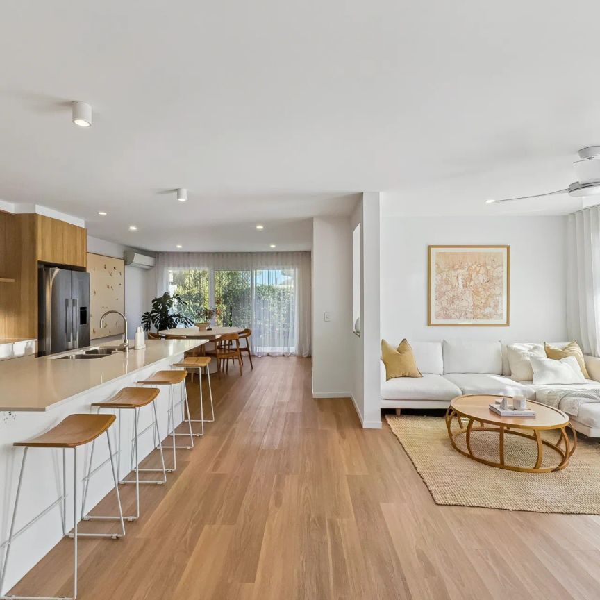 Coastal luxe living in the heart of Burleigh Waters - Photo 1