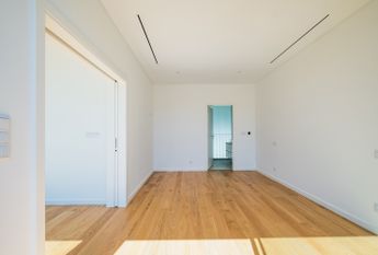 Moradia T6 de arquitetura moderna inserida no Golfe de Oeiras