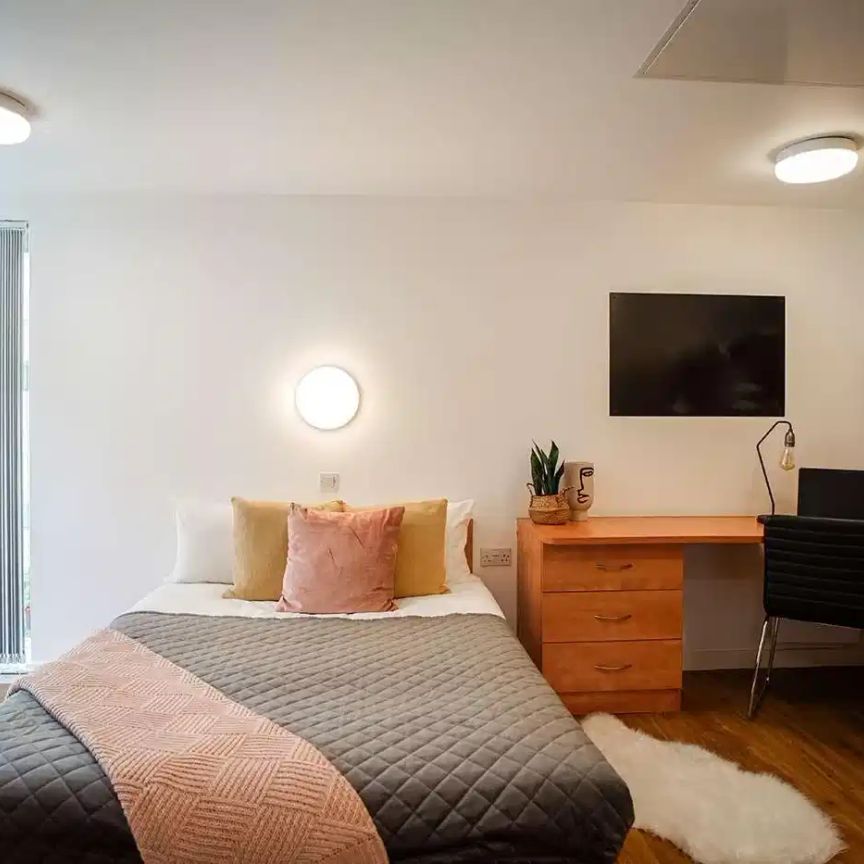 Platinum Studio - Photo 1