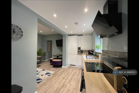 3 bedroom flat to rent - Photo 2