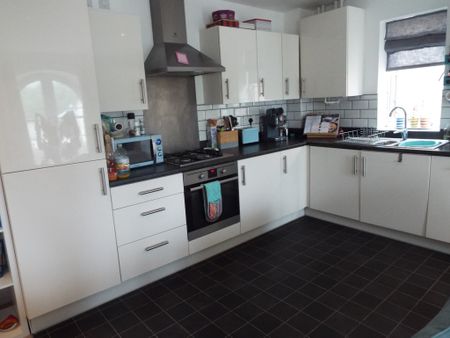 Beautiful Canal Side Two Bed Top Floor Flat to Let in Stroud - Photo 5