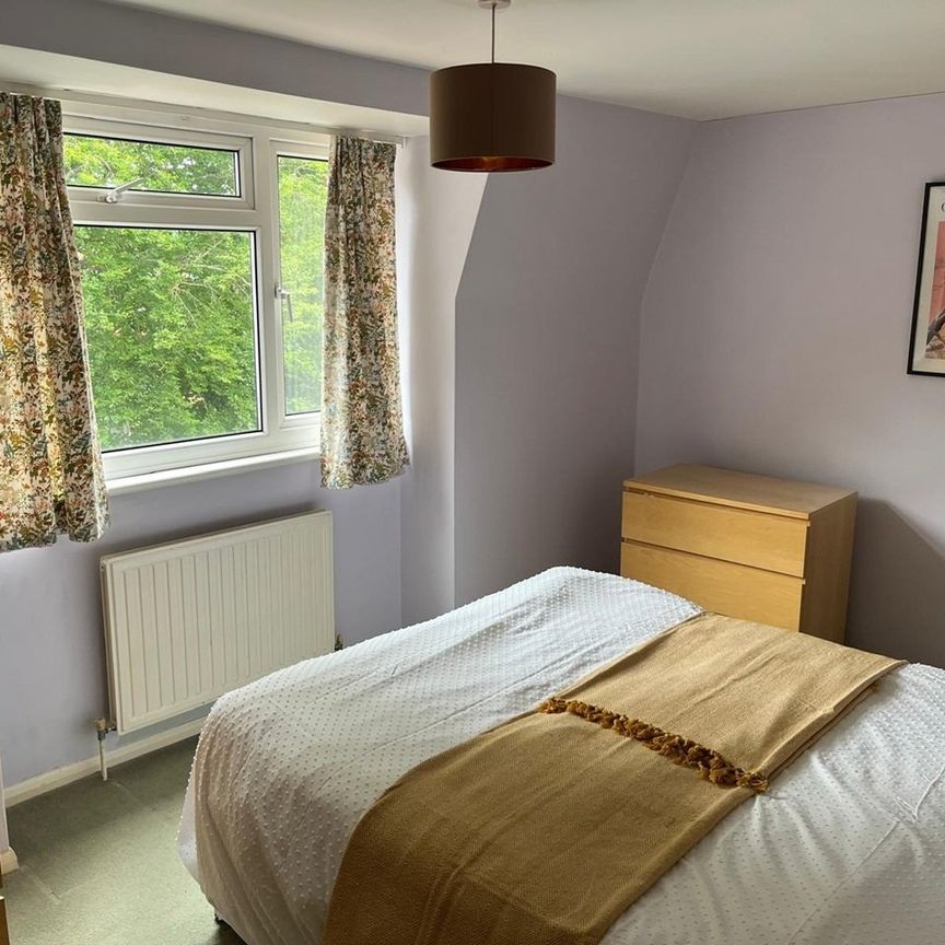 5 Bed Terraced House, Knighton Close, RG4 - Photo 1