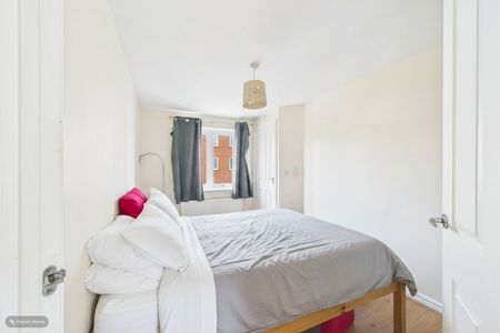 2 bedroom Maisonette in Regis Park Road, Reading - Photo 2