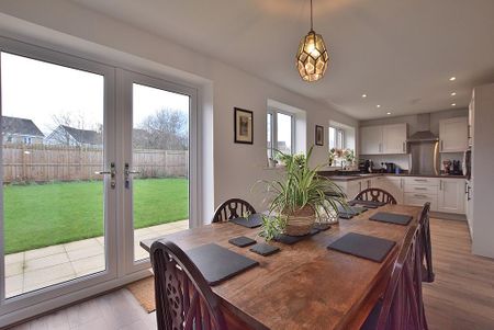 4 bedroom detached house to rent - Photo 2