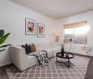 Low maintenance 2 bedroom ground floor unit positioned perfectly - Photo 1