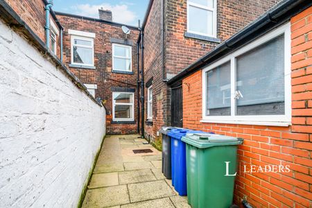 4 bedroom house to rent Ainsworth Road, Bury, BL8 - Photo 5