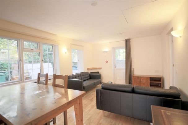 4 bedroom flat to rent - Photo 1