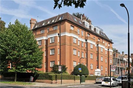 Generous and well-proportioned penthouse apartment set on the top floor of an imposing period development - Photo 3