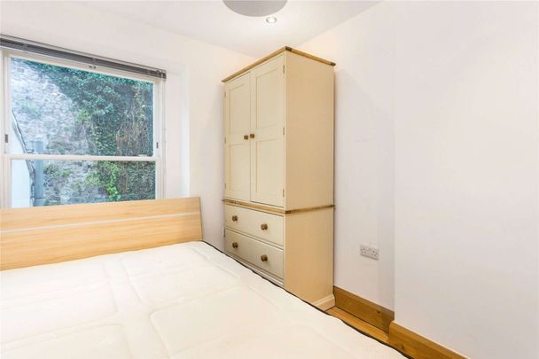 An immaculately presented one bedroom furnished apartment on the second floor, ideal for a single professional. - Photo 1