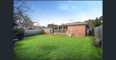 Great Family Home- close to everything. - Photo 4