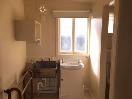 Sunny Two-Bedroom Flat in Convenient Hornby Location - Photo 5