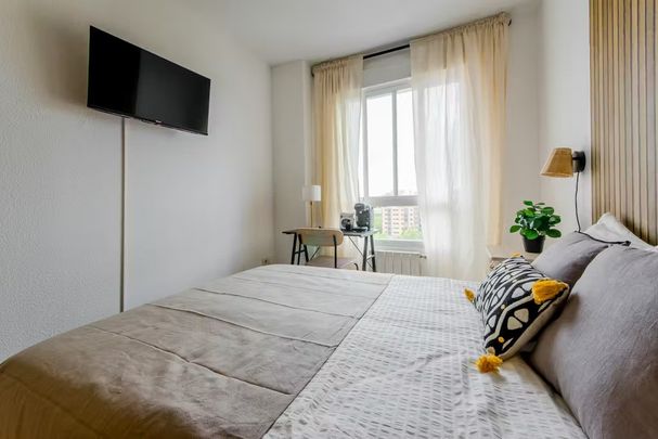 Calle del Oriana, Madrid, Community of Madrid 28045 - Foto 1