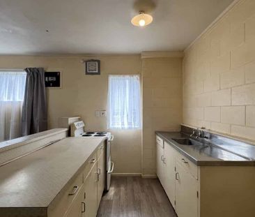 Refreshed 2-bedroom unit - Photo 2