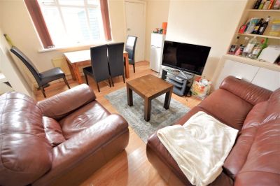 3 bedroom House in Walmsley Road, Leeds - Photo 4