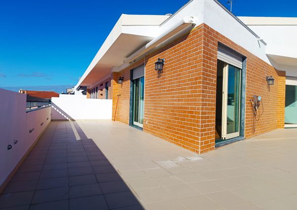 Apartamento T3 com Terraço Privativo para Arrendamento em Nova Queijas