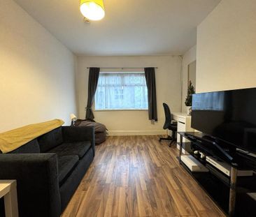 4 bedroom end of terrace house to rent - Photo 2