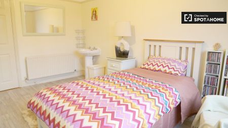 Spacious room in 4-bedroom houseshare in Clontarf, Dublin - Photo 4
