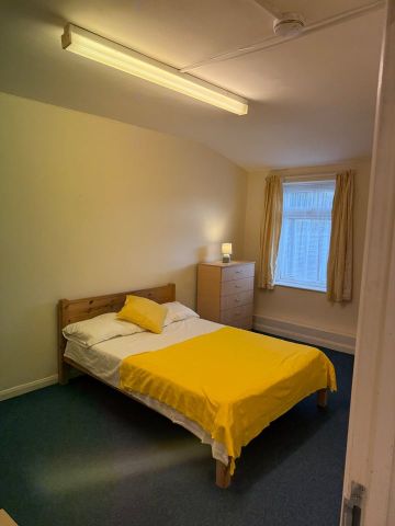 Room in a Shared House, Burgess Road, SO16 - Photo 3