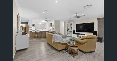 Stylish Family Living with Pool, Solar Panels and Ducted Air Con within Wishart State School and Mansfield State High School Catchment - Photo 2