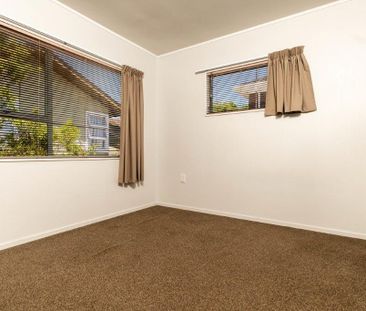 Bright, Calm & Pet-Friendly Home in Glendene - Photo 5