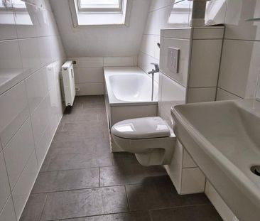 Frisch saniert & sofort bezugsbereit – helle 3-Zimmer-DG-Wohnung - Photo 1