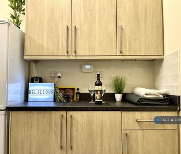 1 bedroom in a house share to rent - Photo 2