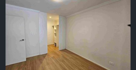 Ground floor unit with brand new floorboards - Photo 4