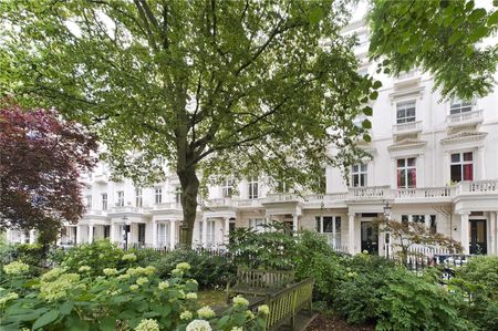 An attractive two bedroom flat is situated on the third floor of a period building with an elevator on one of Bayswater's most popular garden squares - Photo 3