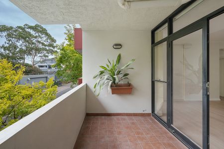 Oversized one-bedder with study or home office - Photo 5