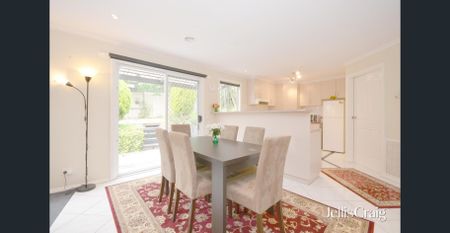 Low maintenance townhouse, in peaceful location - Photo 2