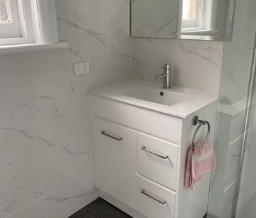 Gorgeous and Spotless Small Family Home - Gardener Included! - Photo 3