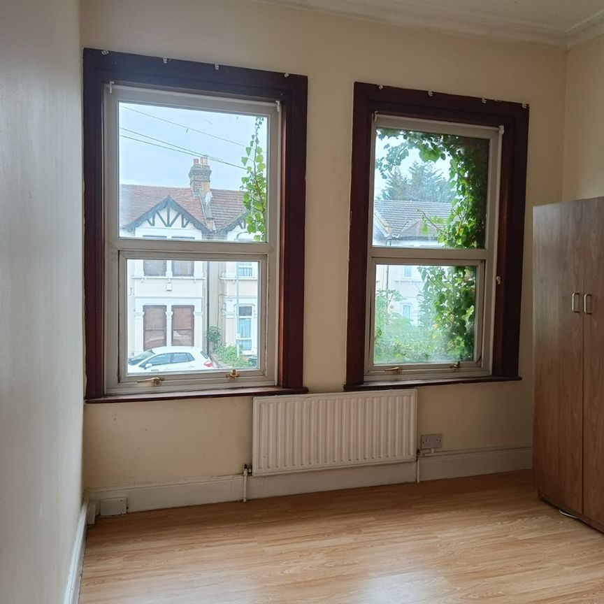 Room in a Shared House, Valentines Road, IG1 - Photo 2