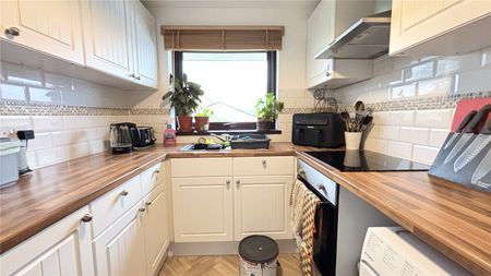 Chiltern Avenue, Farnborough, GU14 - Photo 4