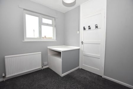 3 bedroom Bungalow To Let - Photo 3