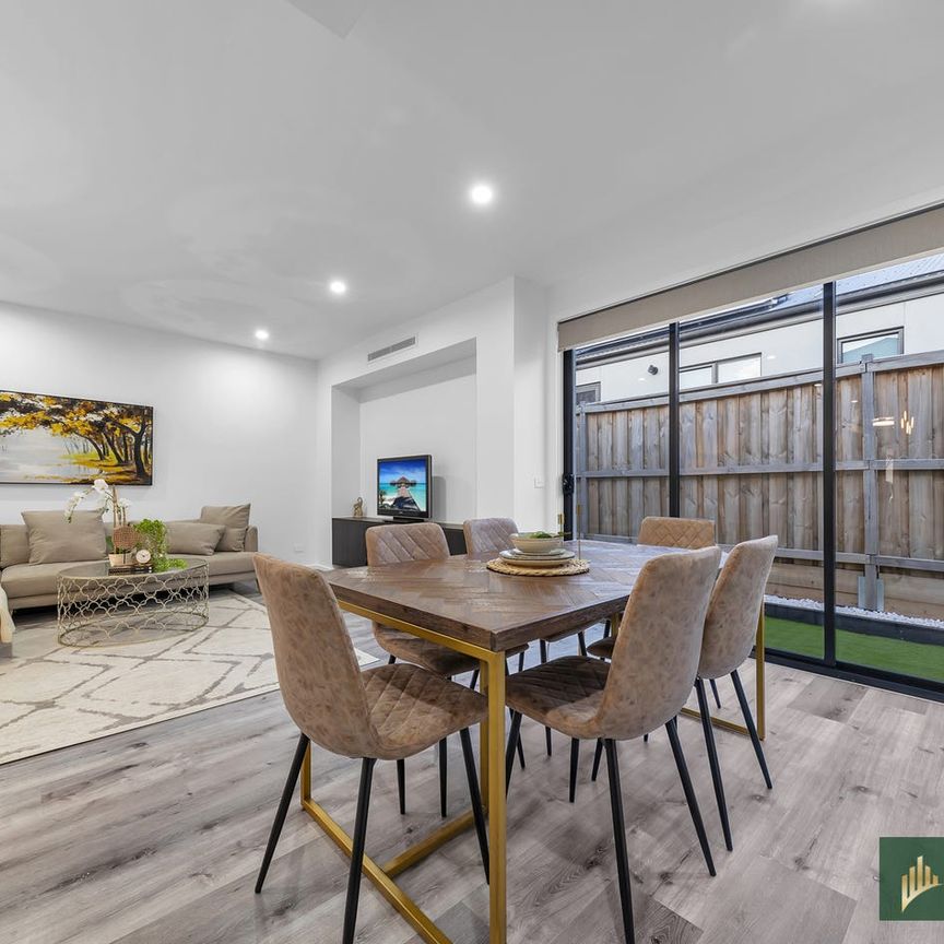 LUXE LIVING IN AN ENVIABLE LOCATION !! - Photo 1