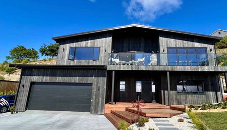 Executive Family Home with Stunning Views - Photo 3