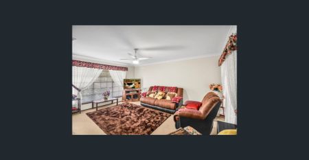 🏡 Charming Family Home in a Prime Hassall Grove Location - Photo 2