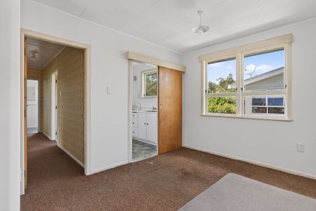 Two Bedroom House For Rent! - Photo 2