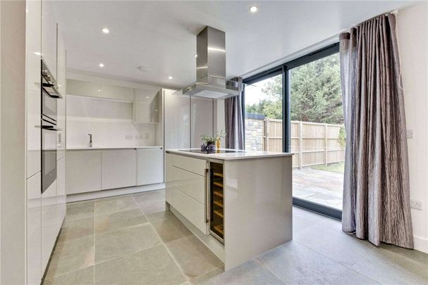 Contemporary three bedroom townhouse 0.3 miles from Esher station. - Photo 1