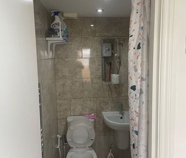 Studio Flat, Stratford, E15 - Photo 5