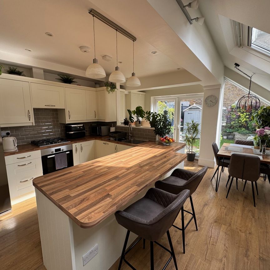 Beautifully Renovated 3-Bed Victorian Home in well-connected South London – 6 month let - Photo 1