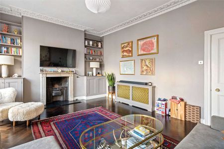 A stylish three double bedroom upper maisonette within the heart of Islington on this quiet residential road. - Photo 4